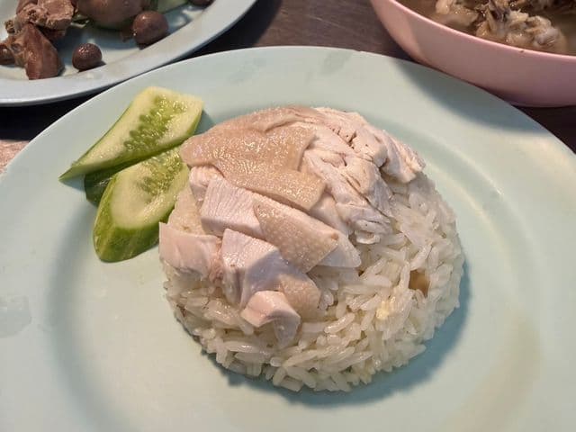 水門 Go-Ang 海南雞飯：曼谷米其林必比登，一份 50 銖的粉紅老店