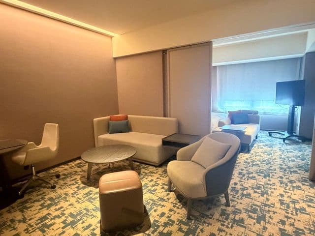 台北新板希爾頓住宿｜鑽卡升等 King Suite，週年紀念還送紅酒
