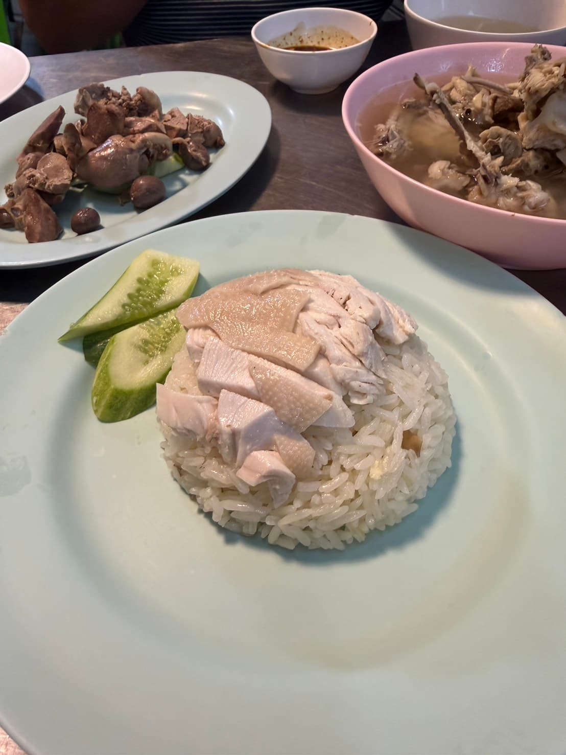 水門 Go-Ang 海南雞飯:曼谷米其林必比登,一份 50 銖的粉紅老店